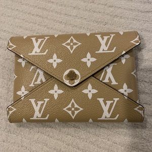 Medium Pochette Kirigami Giant Monogram
